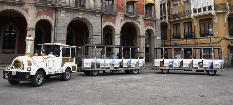 Tren turístico a la puerta del Ayuntamiento de Zamora