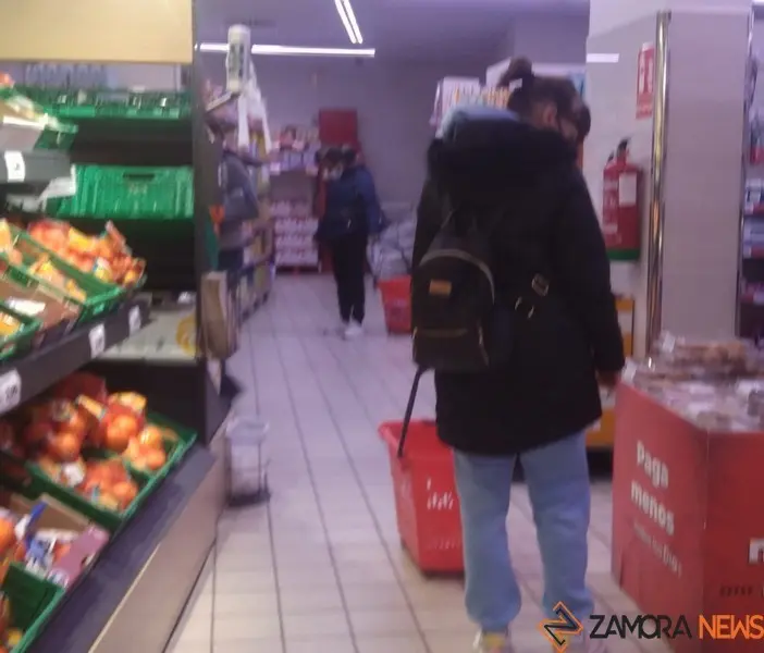 Clientas en un supermercado de Zamora