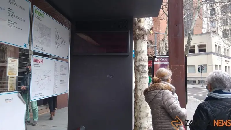 Usuarios en una parada de autobús en Zamora