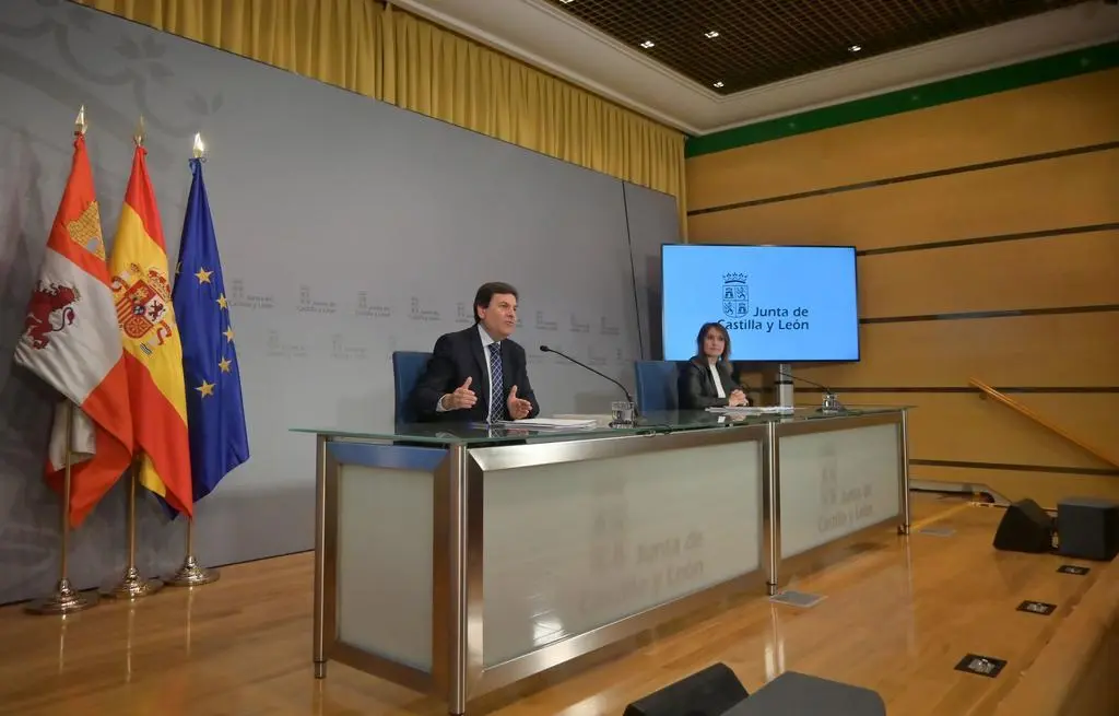 El consejero de Economía y Hacienda y portavoz, Carlos Fdez. Carriedo, y la consejera de Educación, Rocío Lucas, comparecen en rueda de prensa posterior al Consejo de Gobierno