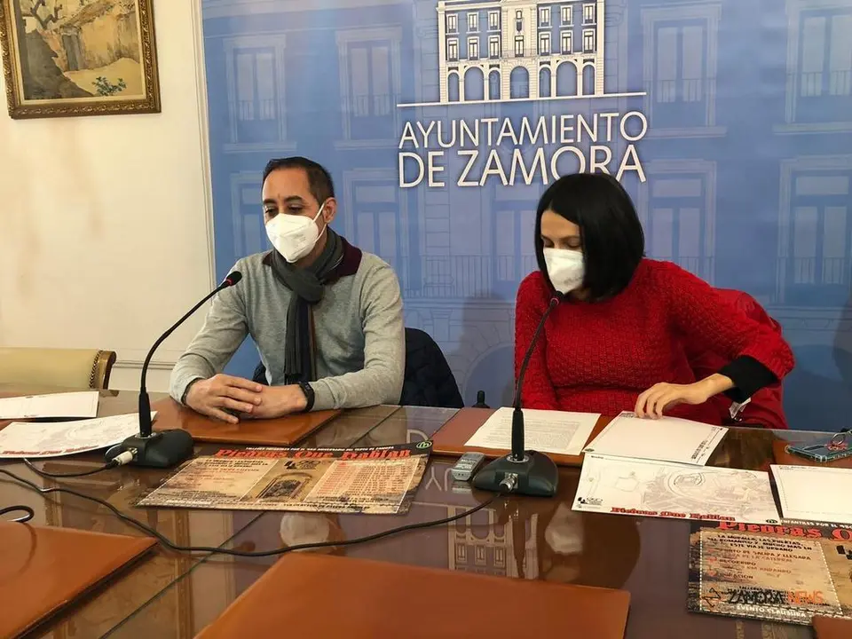 La concejala de Cultura del Ayuntamiento, María Eugenia Cabezas, y por el arquitecto coordinador de los talleres-Mini2ac, Alberto Alonso