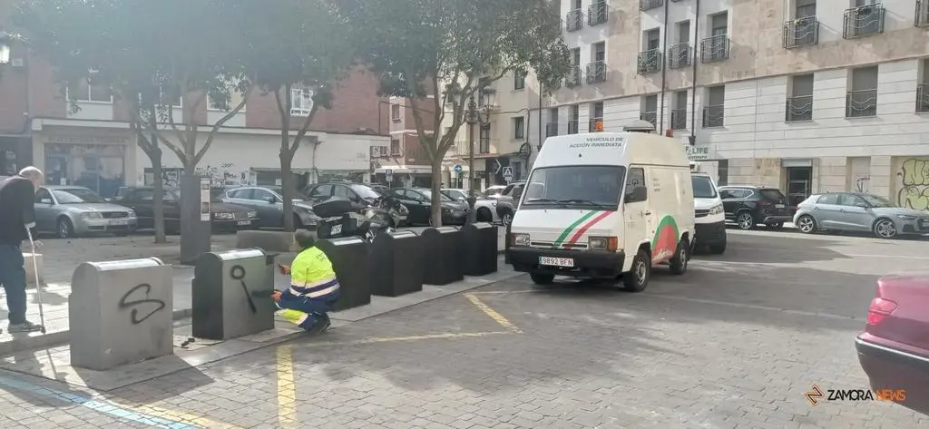 Técnicos municipales limpian las pintadas provocadas por un menor en Zamora