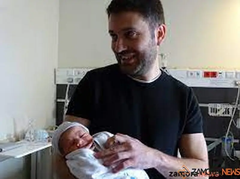 Un hombre con su bebé recién nacido