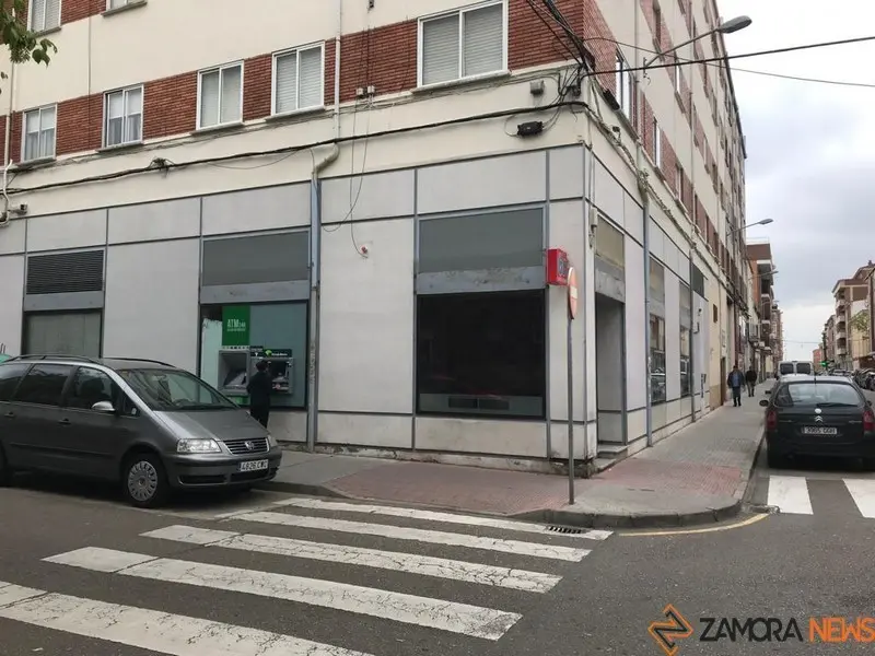 Antigua oficina de Unicaja en el barrio de Los Bloques
