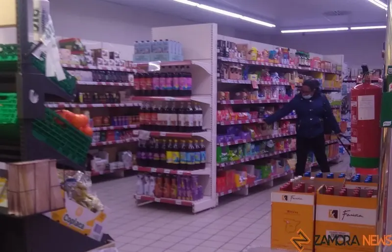 Una cliente comprando en un supermercado de Zamora