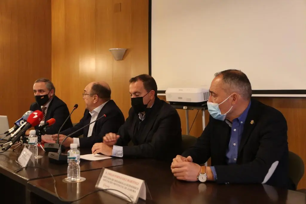 El presidente de la Diputación de Zamora y de la Cámara de Comercio durante la presentación del "Proyecto Tour Virtual 360º Bodegas de Zamora"