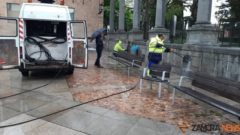 Operarios limpian pintadas en la capital. Foto de Archivo