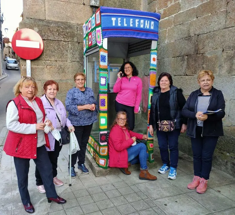 Mujeres de la asociación de Fermoselle decorando la cabina. Fotografía: CEDIDA