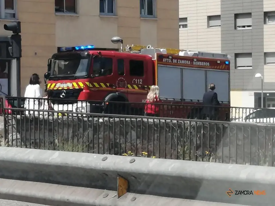 Intervención de los bomberos de Zamora en la calle Vega por una fuga de gas