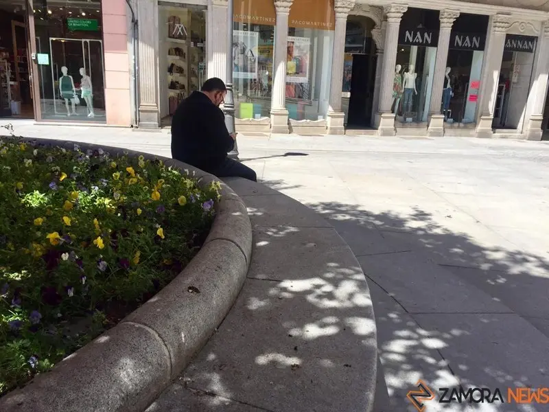 Un hombre busca una sombra en una calle de Zamora