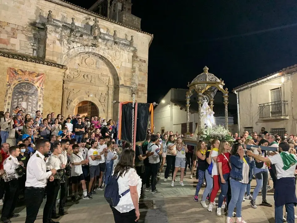 las mujeres de Morales cargan con la Virgen