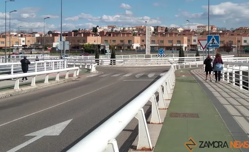 Paseantes por el puente de los Poetas