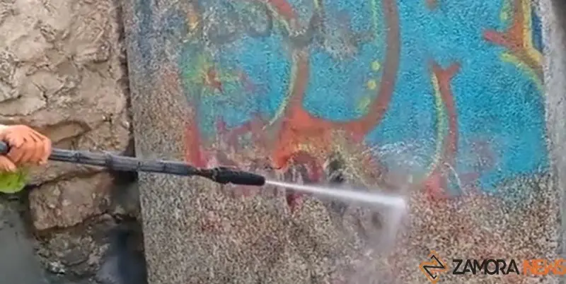 Un operario municipal retira una pintada en el casco antiguo