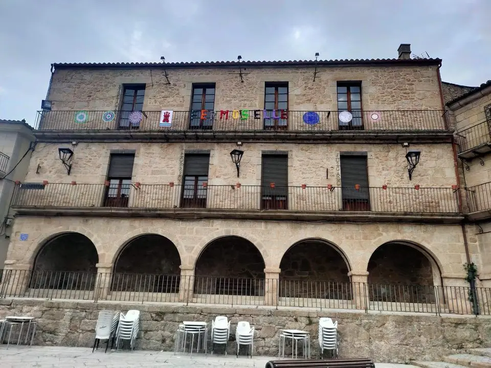 Imagen de la fachada de uno de los edificios de la Plaza Mayor de Fermoselle. Fotografía: SGS