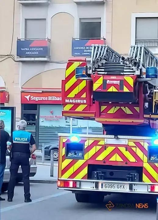 Actuación de los bomberos en la plaza del Cuartel Viejo