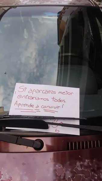 Mensaje del conductor/a en un coche mal aparcado