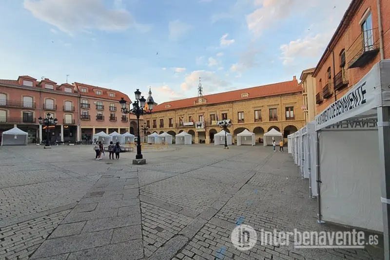 Feria del Stock en Benavente con los "toldos" cerrados. Foto Interbenavente