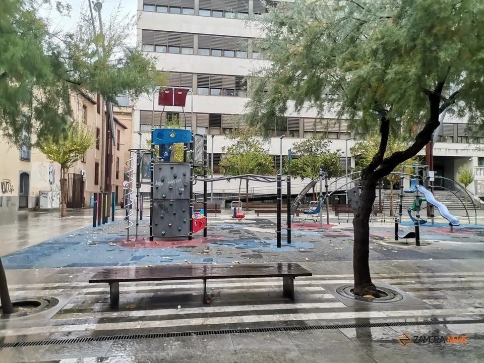 Parque infantil ubicado en la plaza de Castilla y León