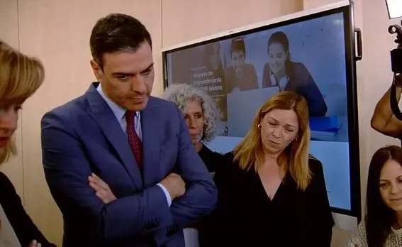 El presidente del Gobierno, Pedro Sánchez, durante su visita al Centro Integrado Público de Formación Profesional Superior de Mislata, en Valencia