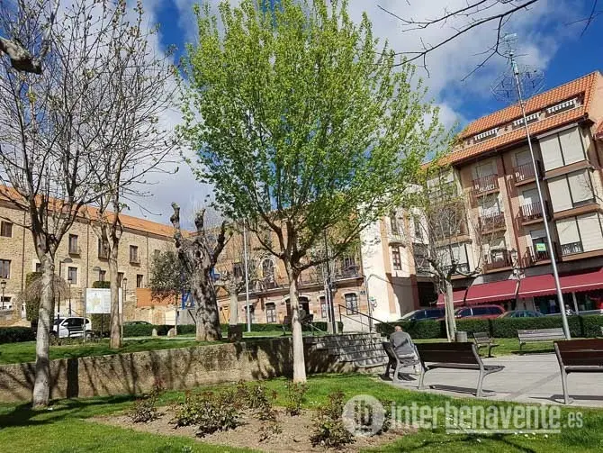 Una de las plazas afectadas por la eliminación del aparcamiento
