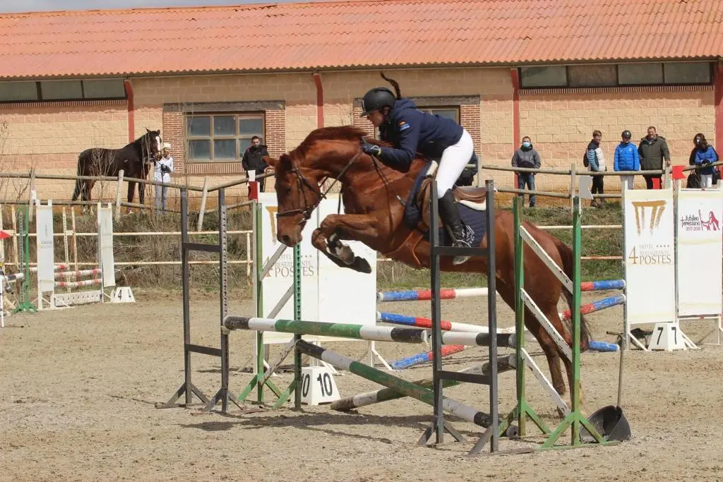 Claudia durante la competición de saltos en el centro hípico Equus Duri, en Pereruela