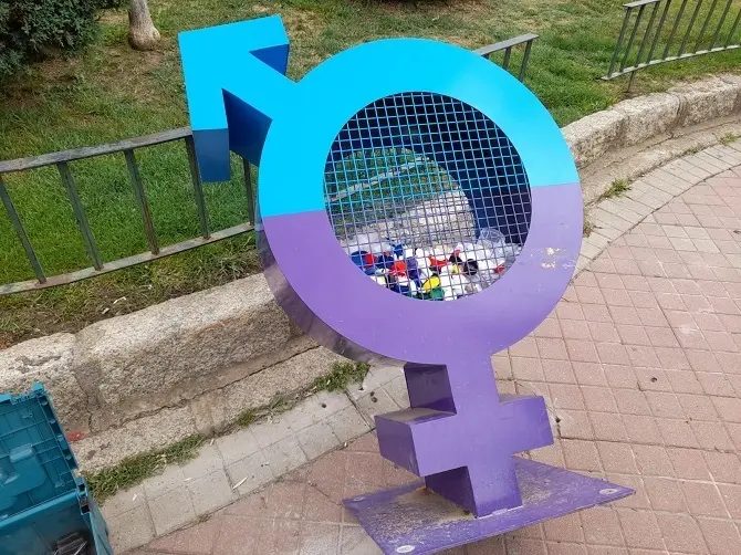 El contenedor de tapones, arrancado. Foto Interbenavente