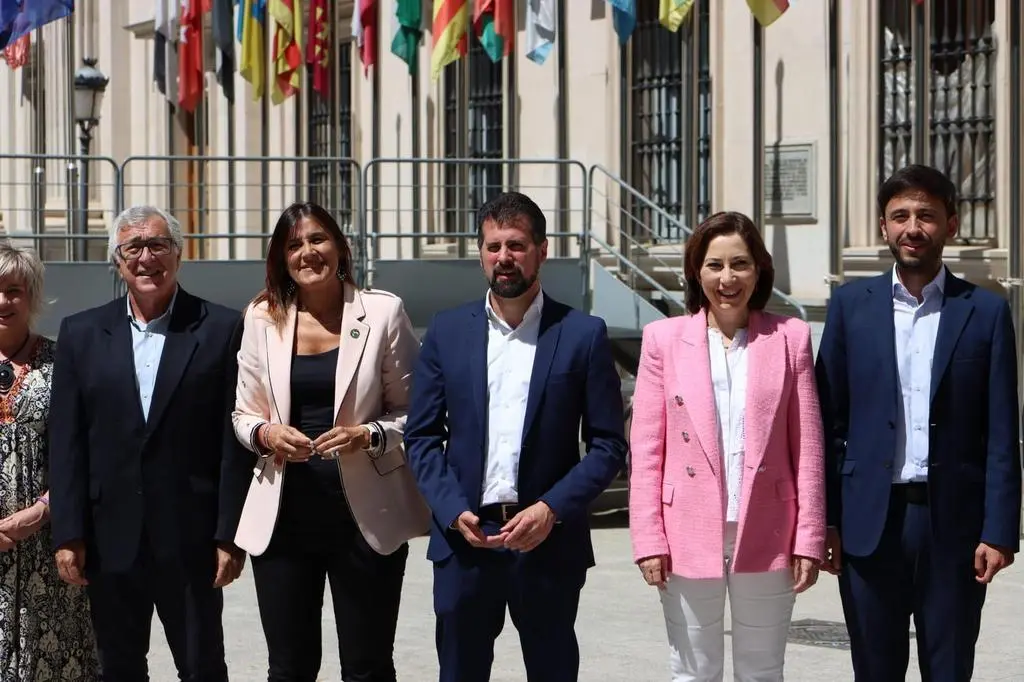 Luis Tudanca y Ana Sánchez durante un encuentro de trabajo con el grupo de senadores de Castilla y León