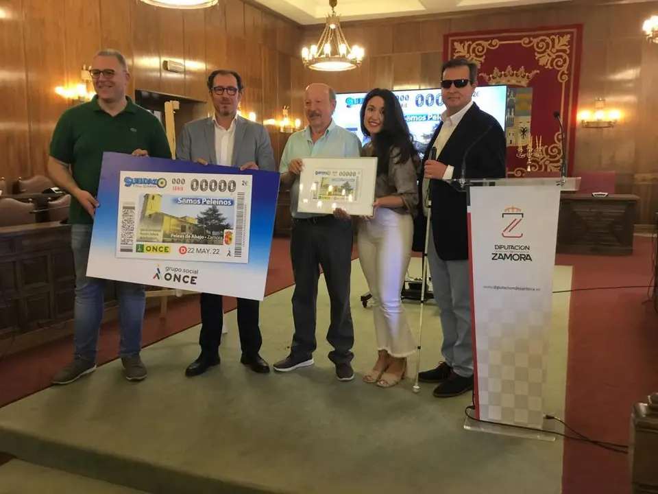 Presentación Cupón de la ONCE con la imagen de Peleas de Abajo