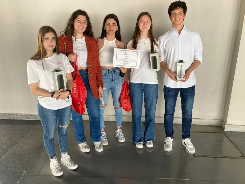 De izq. a dcha., Erika, Martina, Daniela, Paula y Javier, los alumnos premiados.