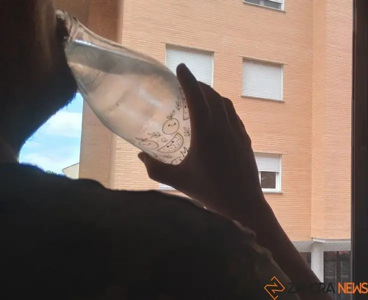 Un hombre se refresca con agua