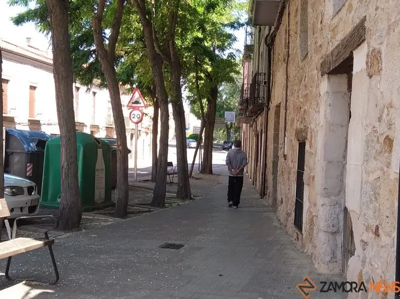 Un paseante por el barrio de Pinilla
