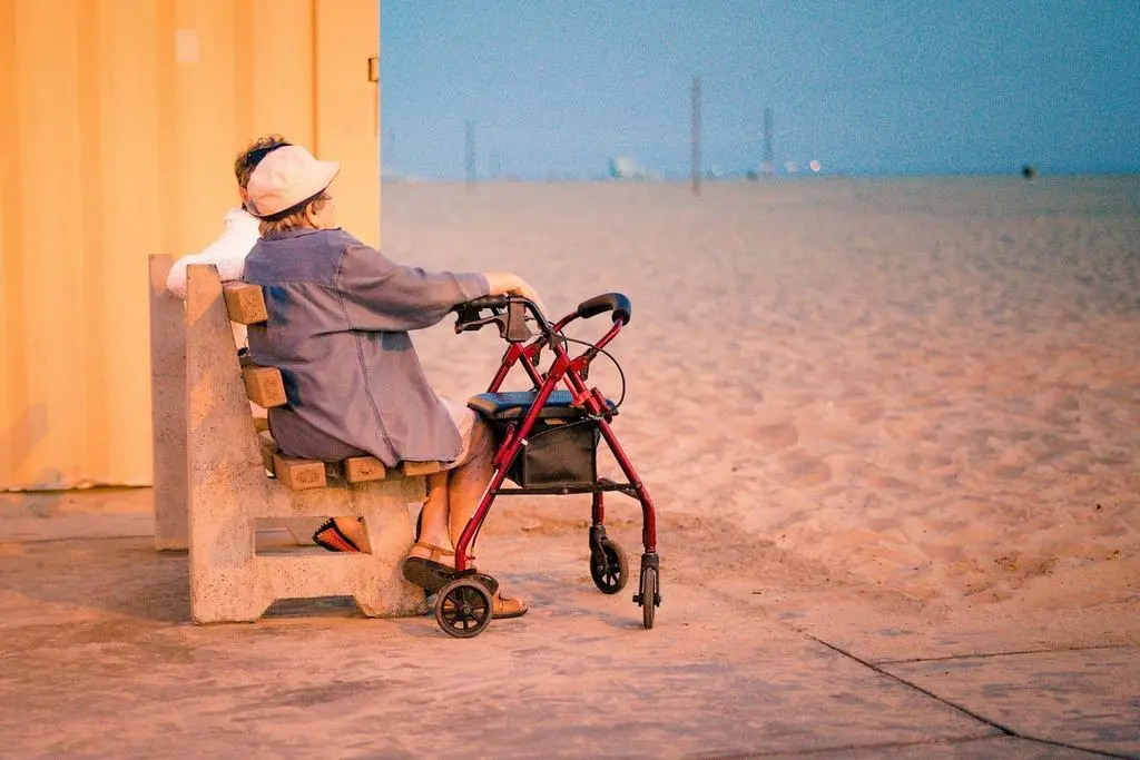 personas mayores en la playa