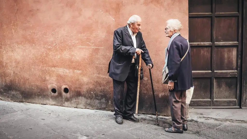 Personas mayores en un pueblo