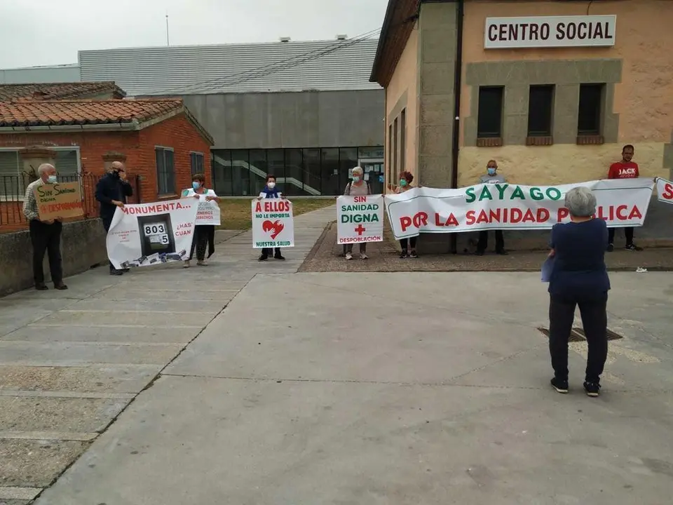Concentración por la Sanidad en Bermillo de Sayago