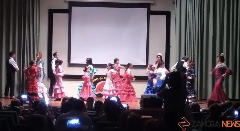 Sevillanas en el escenario del Colegio Universitario