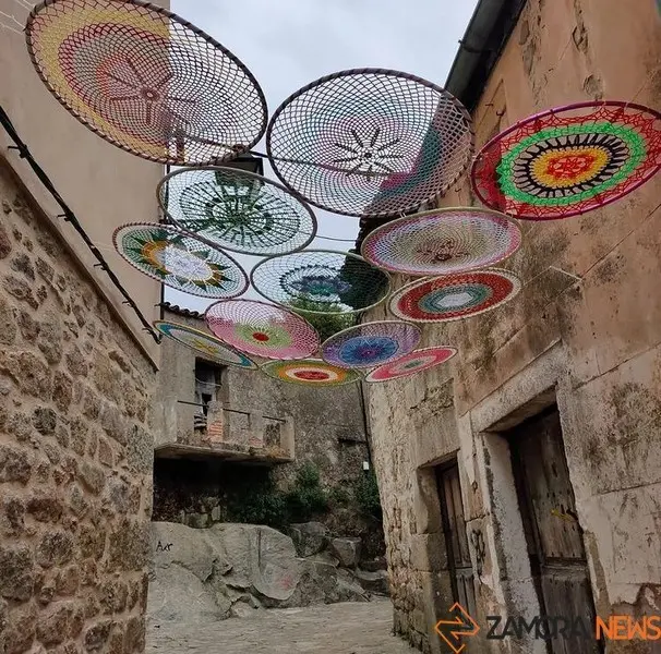 Una calle de Fermoselle luce los adornos. Fotos Sara S.G