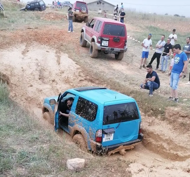 Coches en el Trial de Motamarta