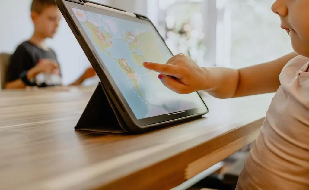 Niño con una tablet. Fotografía de archivo