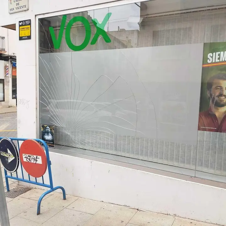 Estado de una de las lunas en la sede de Vox en Zamora