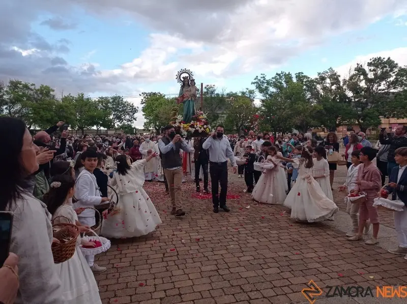 Los niños y niñas vestidos de Primera Comunión arropan a la Virgen