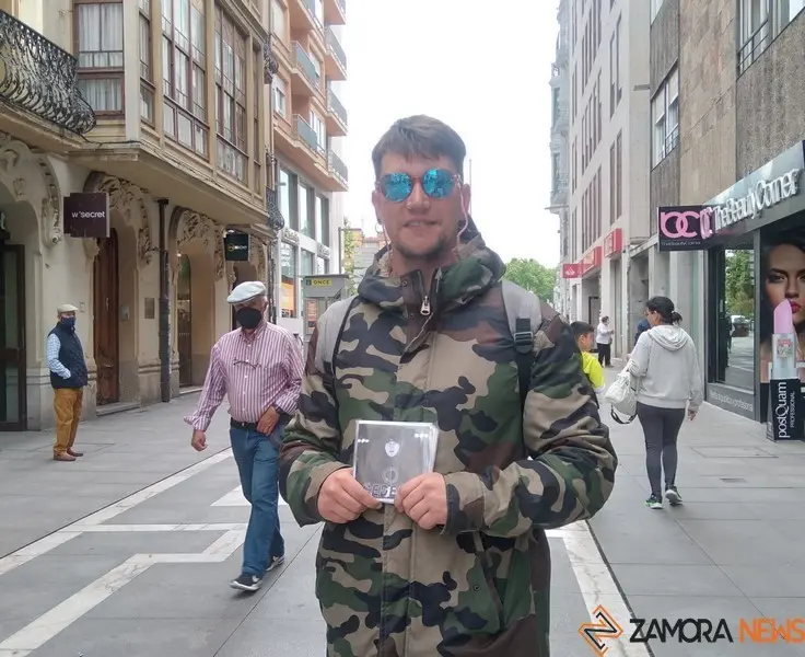 El artista gallego en la calle Santa Clara