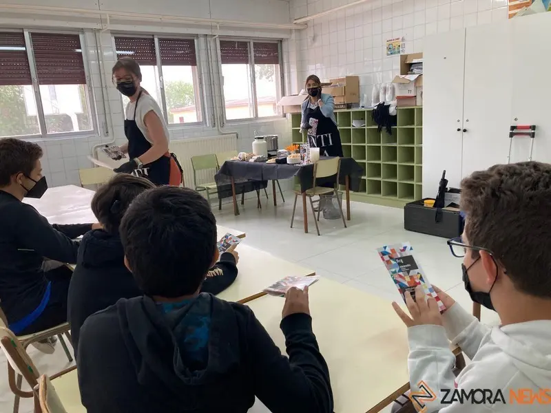 Escolares en un taller de actividades