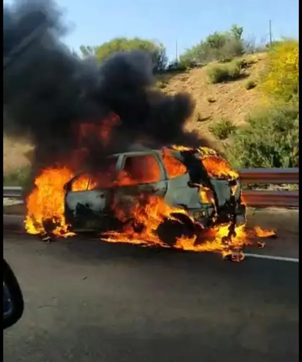 Coche ardiendo en la autovía