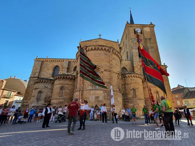 Pendones de la Asociación Pendones del Reino de León. Fotografía: Interbenavente.es