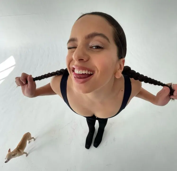Rosalía con varias joyas en sus dientes. Fotografía Instagram