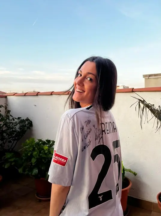 Carmen Huerga con la camiseta firmada por Pepe Reina