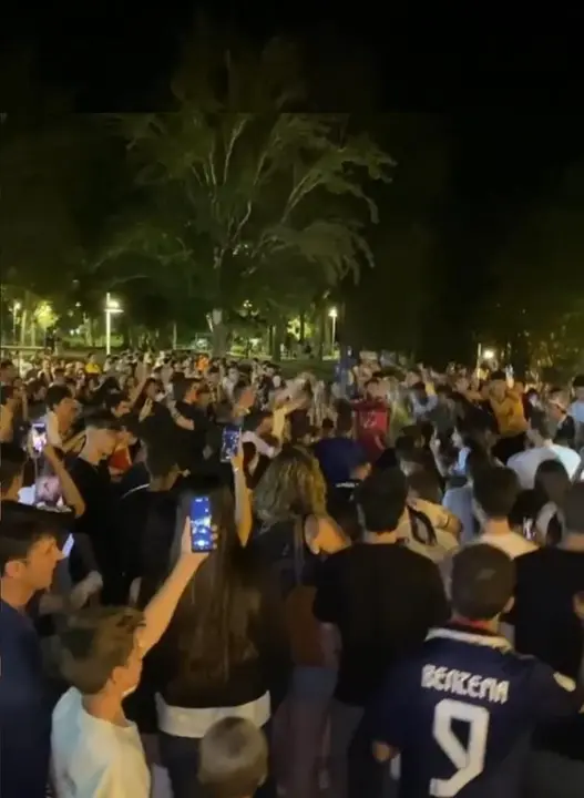 Celebración de los zamoranos aficionados del Real Madrid en la fuente de La Marina