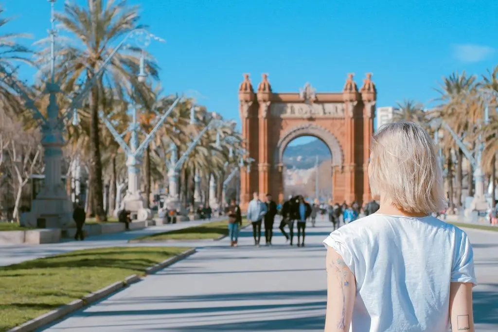 Turista en el Arco del Triunfo en Barcelona