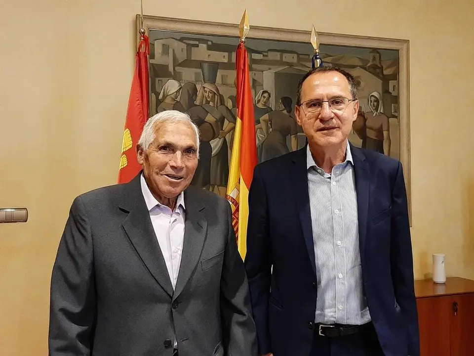 El subdelegado del Gobierno en Zamora, Ángel Blanco, ha recibido
en la mañana de hoy al alcalde de Villabrázaro, Dorsey García