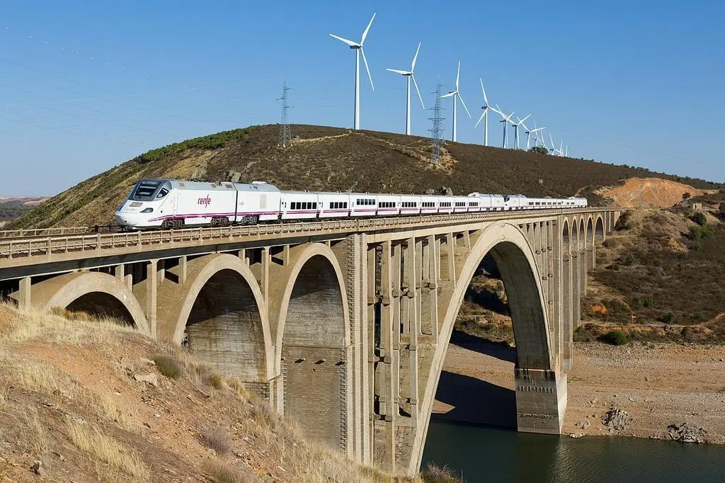Dos Alvia Serie 730 de Renfe Operadora cruzando el Viaducto Martin Gil cerca de Zamora. Fotografía: Wikipedia